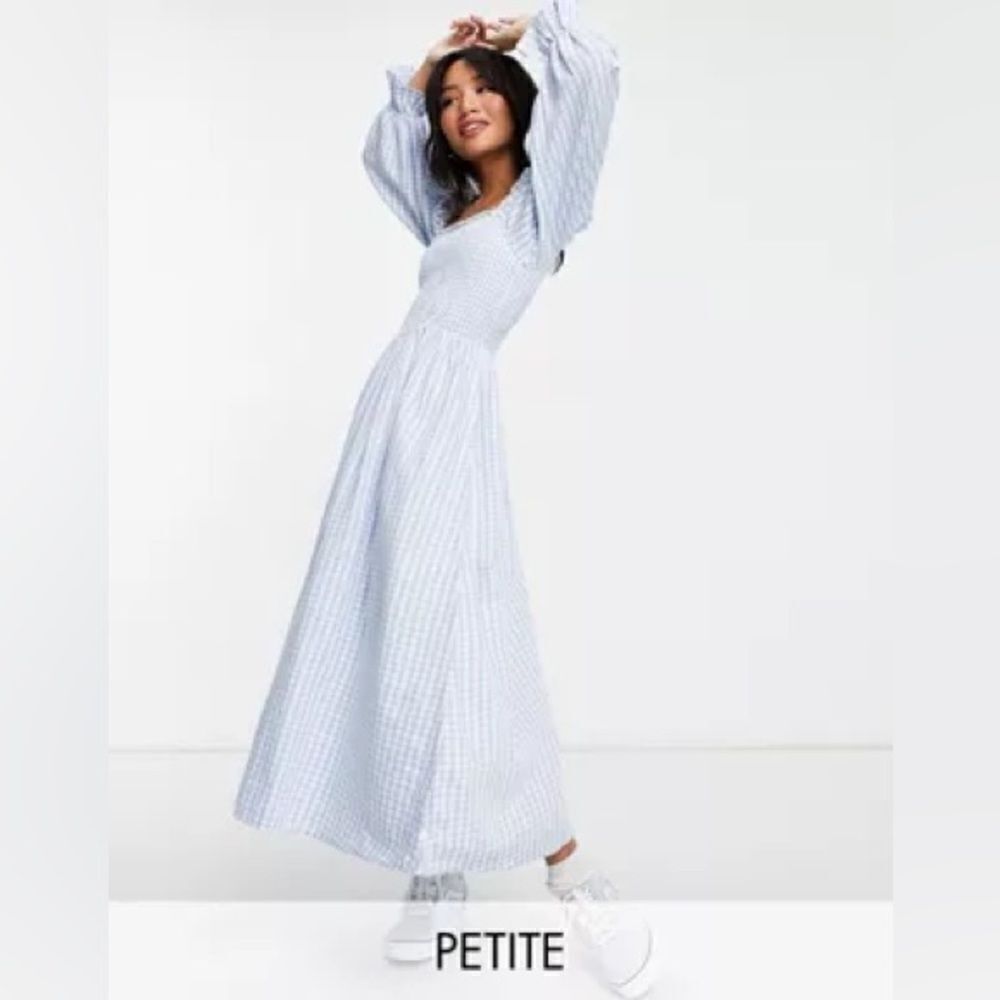 New Look Petite shirred textured midi dress in blue gingham - Picture 7 of 8